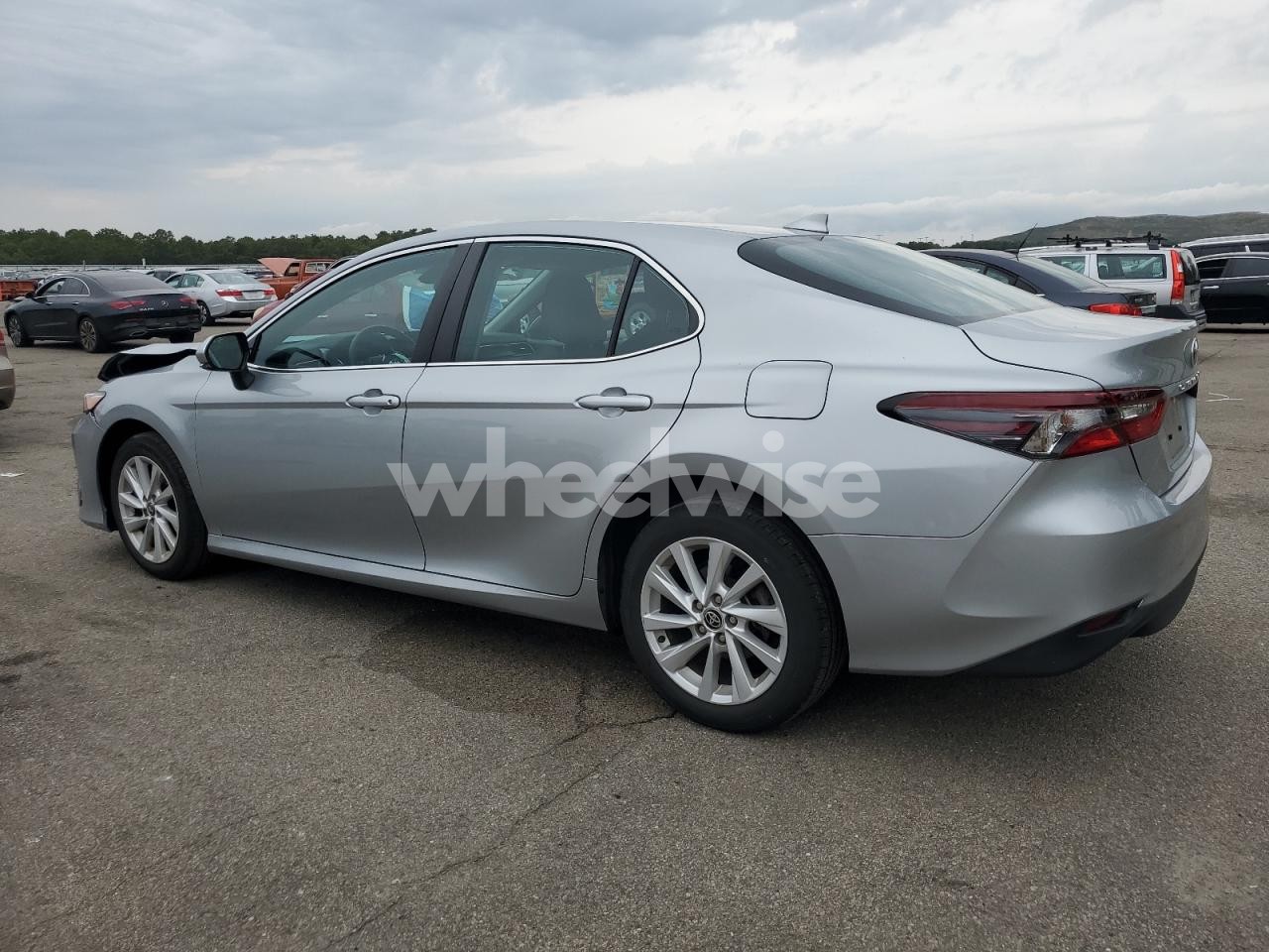 Photo 2 of 2022 TOYOTA CAMRY LE (VIN 4T1C11BK4NU065993)