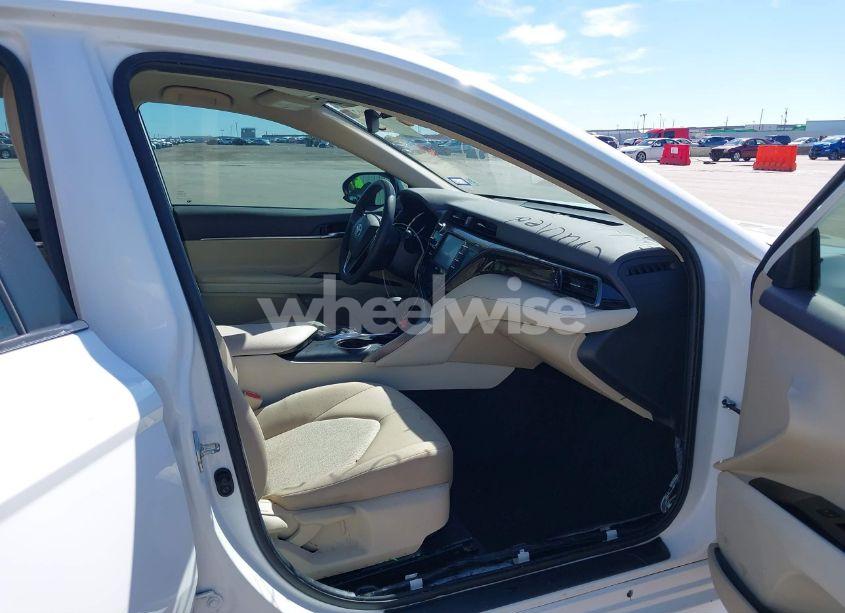 Photo 5 of 2020 Toyota Camry LE HYBRID (VIN 4T1C31AK1LU525670)