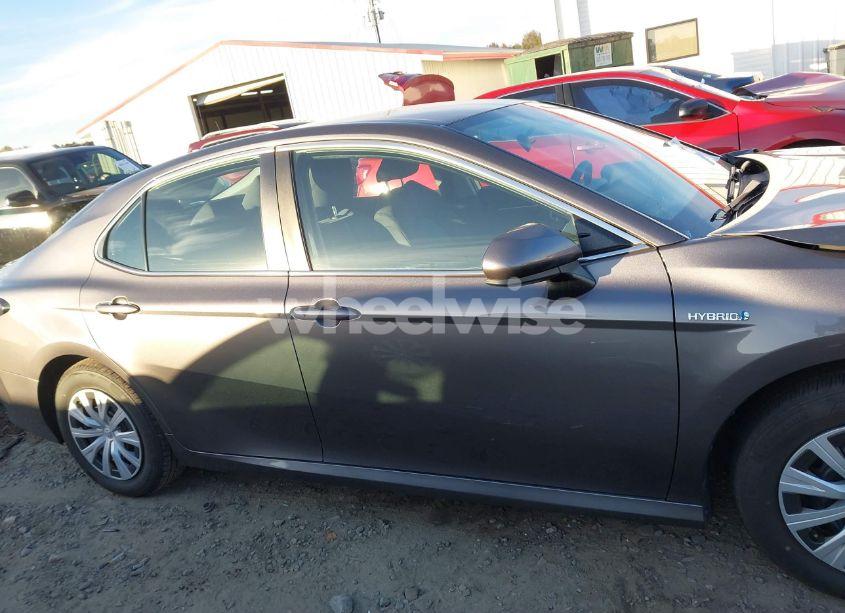 Photo 13 of 2021 Toyota Camry LE HYBRID (VIN 4T1C31AK1MU555589)