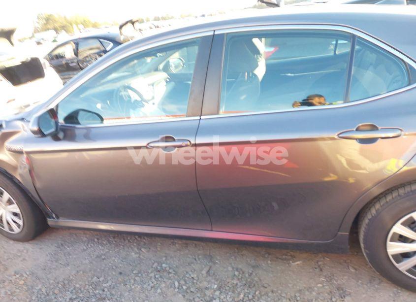 Photo 14 of 2021 Toyota Camry LE HYBRID (VIN 4T1C31AK1MU555589)