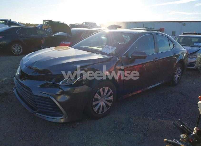 Photo 2 of 2021 Toyota Camry LE HYBRID (VIN 4T1C31AK1MU555589)