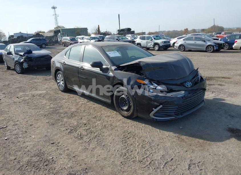 2022 Toyota Camry LE (VIN 4T1C31AK1NU580817) main photo