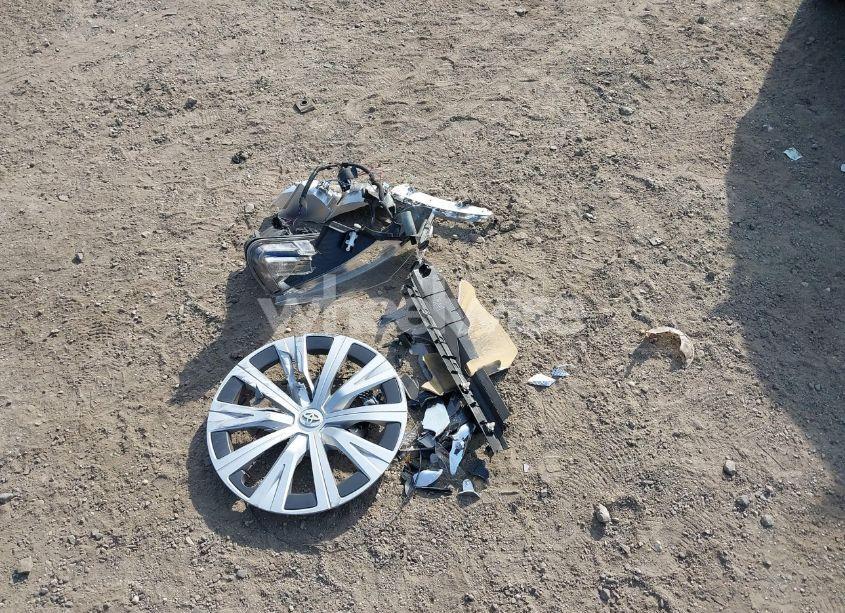 Photo 12 of 2022 Toyota Camry LE (VIN 4T1C31AK1NU580817)