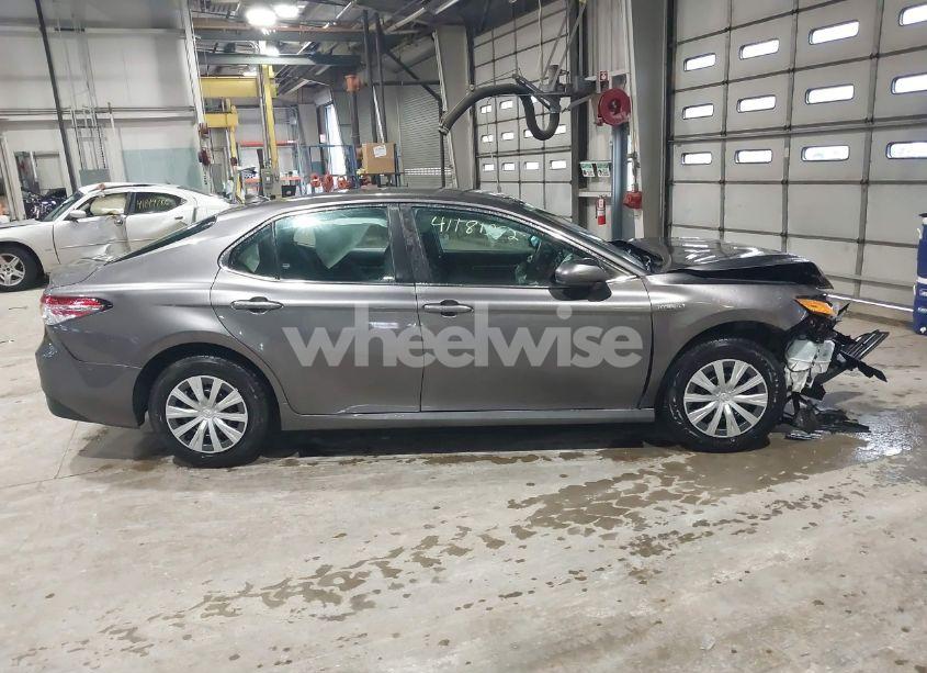 Photo 13 of 2020 Toyota Camry LE HYBRID (VIN 4T1C31AK2LU017742)