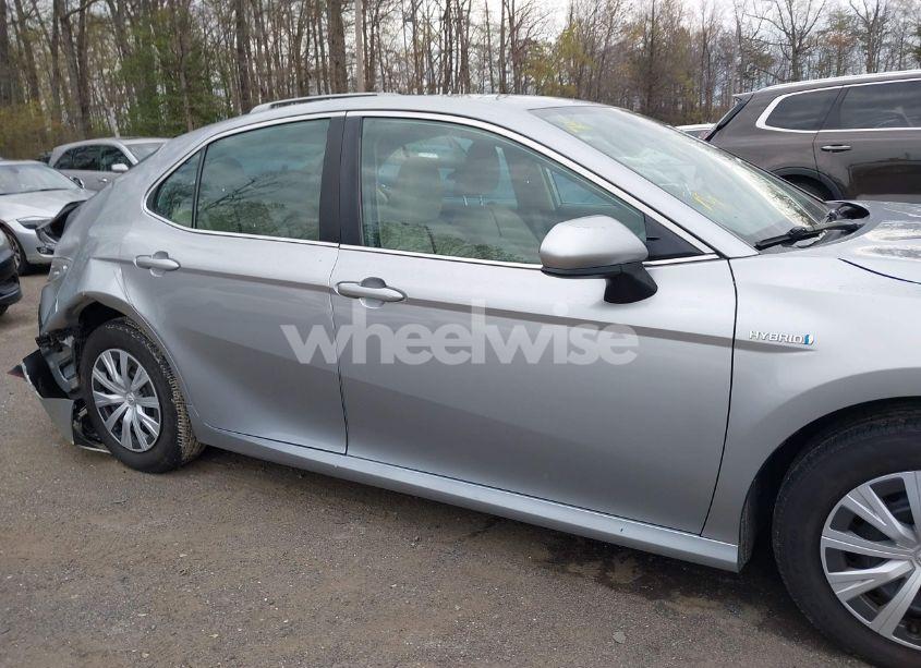 Photo 13 of 2020 Toyota Camry LE HYBRID (VIN 4T1C31AK2LU530862)