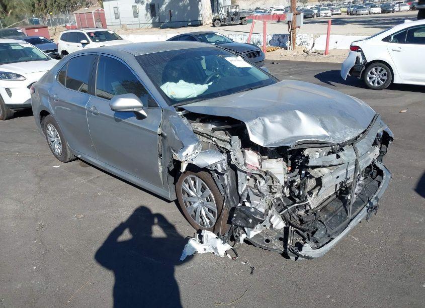 2020 Toyota Camry LE HYBRID (VIN 4T1C31AK2LU541652) main photo