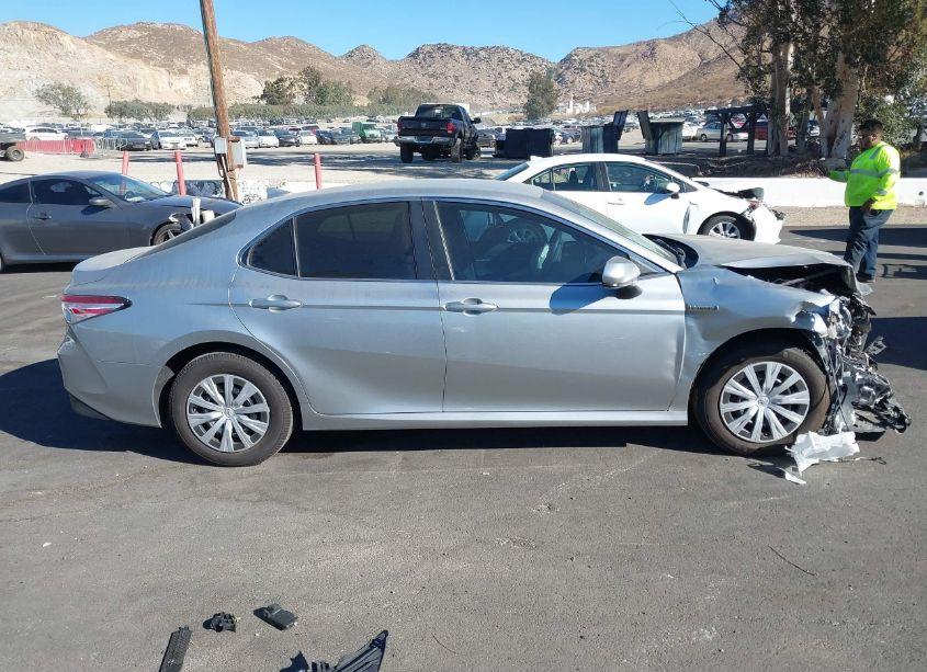 Photo 13 of 2020 Toyota Camry LE HYBRID (VIN 4T1C31AK2LU541652)