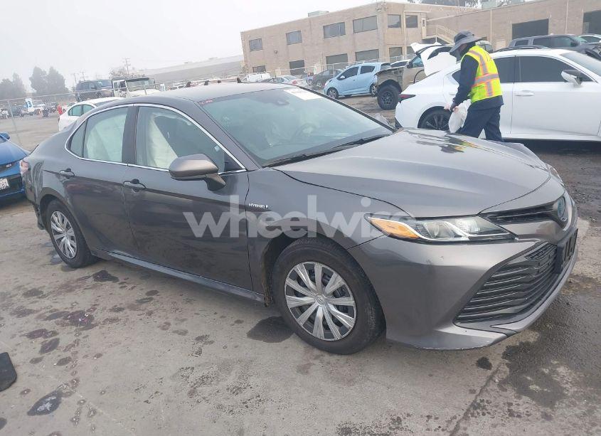 2020 Toyota Camry LE HYBRID (VIN 4T1C31AK2LU544731) main photo