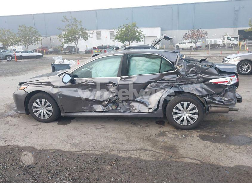 Photo 15 of 2020 Toyota Camry LE HYBRID (VIN 4T1C31AK2LU544731)