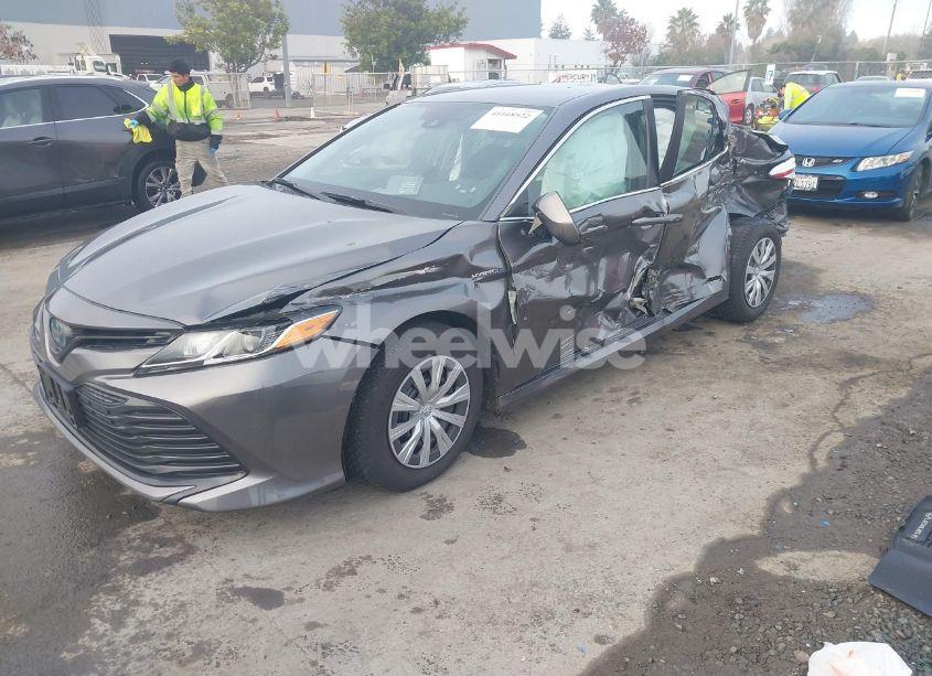 Photo 2 of 2020 Toyota Camry LE HYBRID (VIN 4T1C31AK2LU544731)