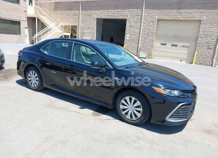 2021 Toyota Camry LE HYBRID (VIN 4T1C31AK2MU561188) main photo