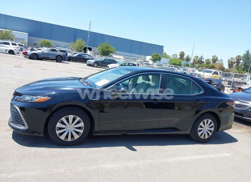 Photo 14 of 2021 Toyota Camry LE HYBRID (VIN 4T1C31AK2MU561188)