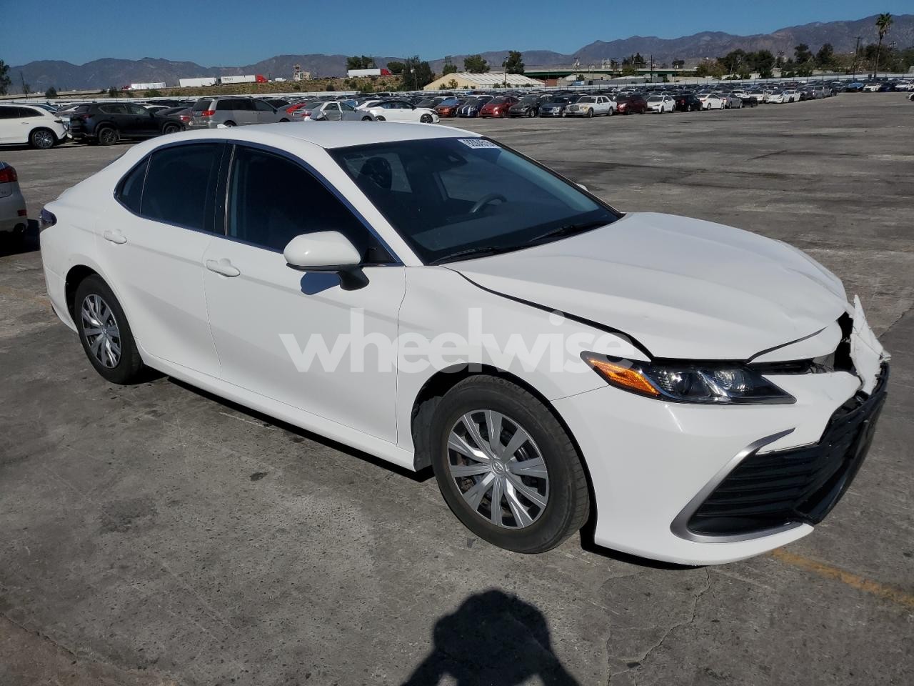 Photo 4 of 2022 TOYOTA CAMRY LE (VIN 4T1C31AK2NU575058)