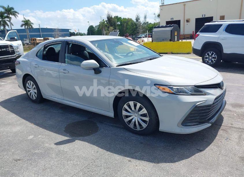 2024 Toyota Camry HYBRID LE (VIN 4T1C31AK2RU077836) main photo