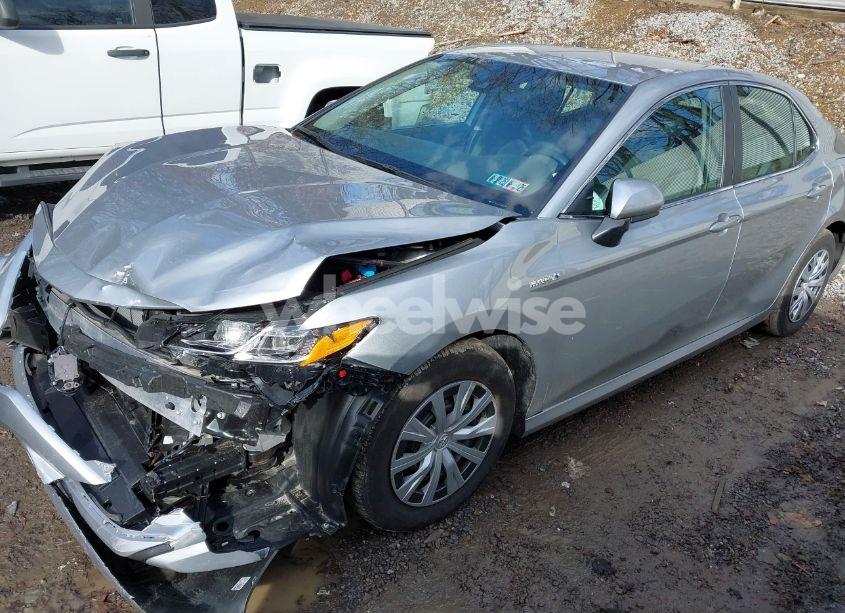 Photo 2 of 2020 Toyota Camry LE HYBRID (VIN 4T1C31AK3LU533902)