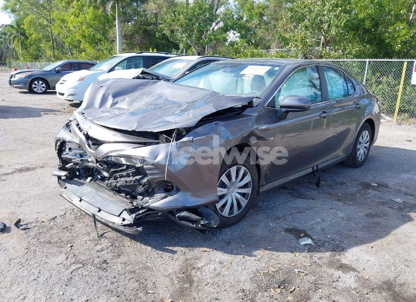Photo 2 of 2020 Toyota Camry LE HYBRID (VIN 4T1C31AK4LU540759)