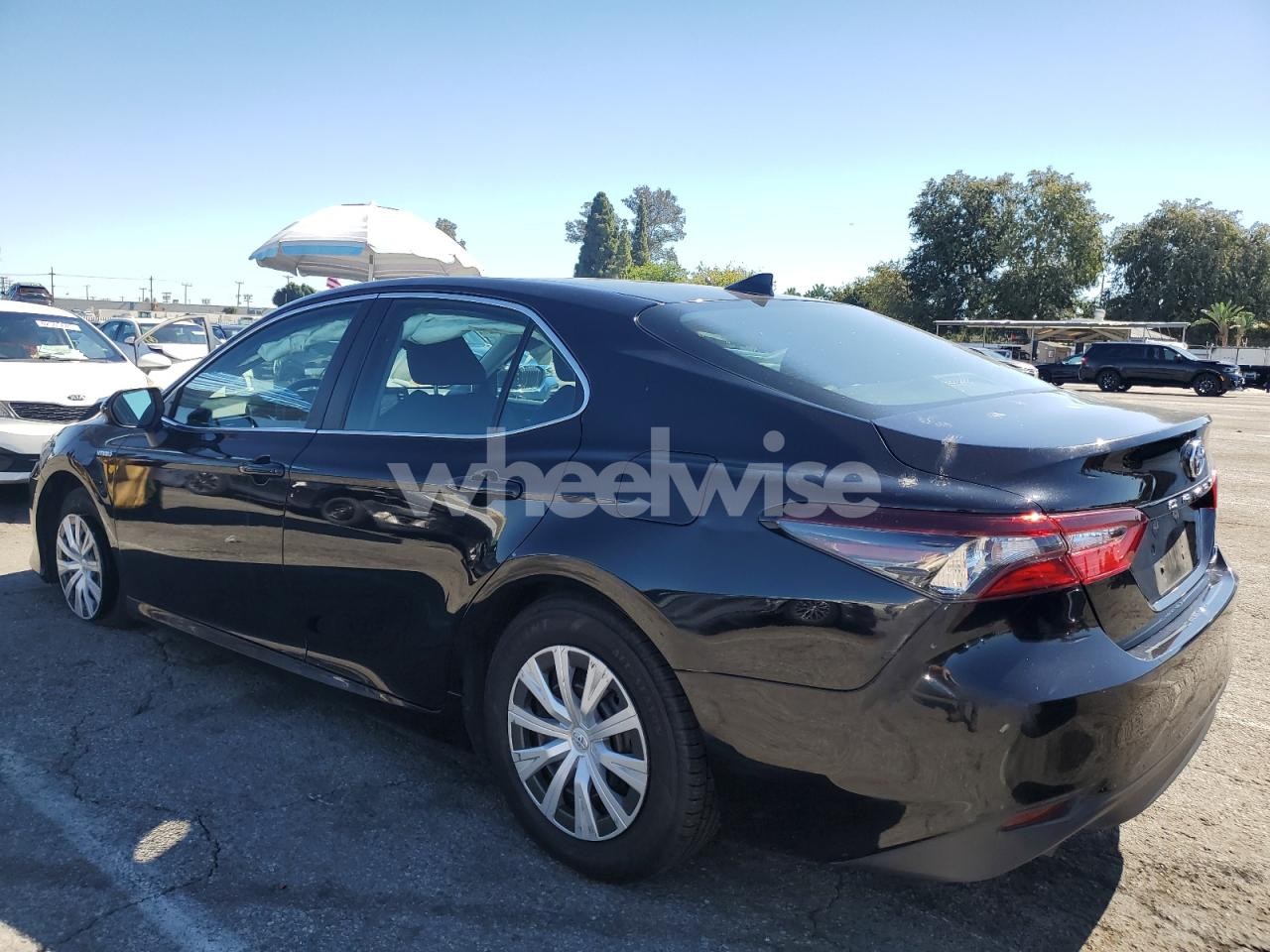 Photo 2 of 2021 TOYOTA CAMRY LE (VIN 4T1C31AK5MU553795)