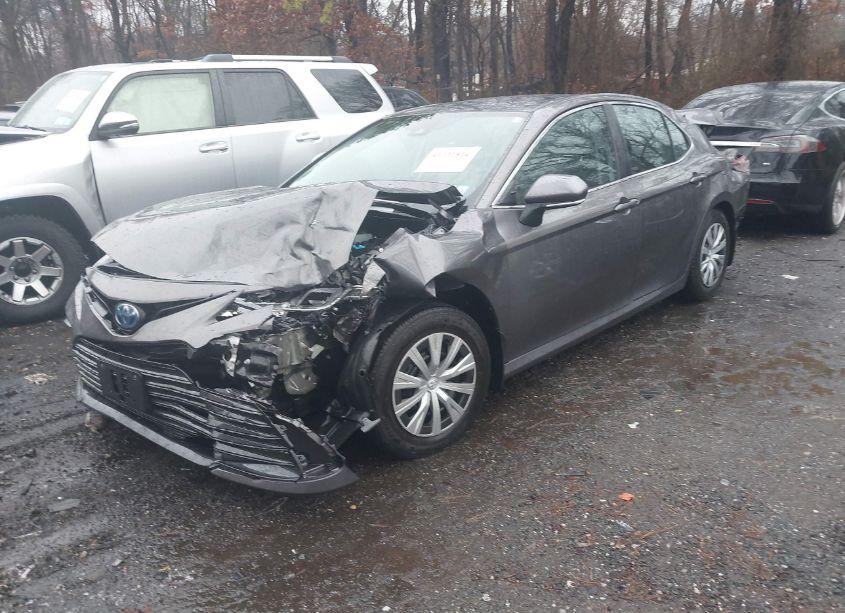 Photo 2 of 2022 Toyota Camry LE HYBRID (VIN 4T1C31AK7NU040856)