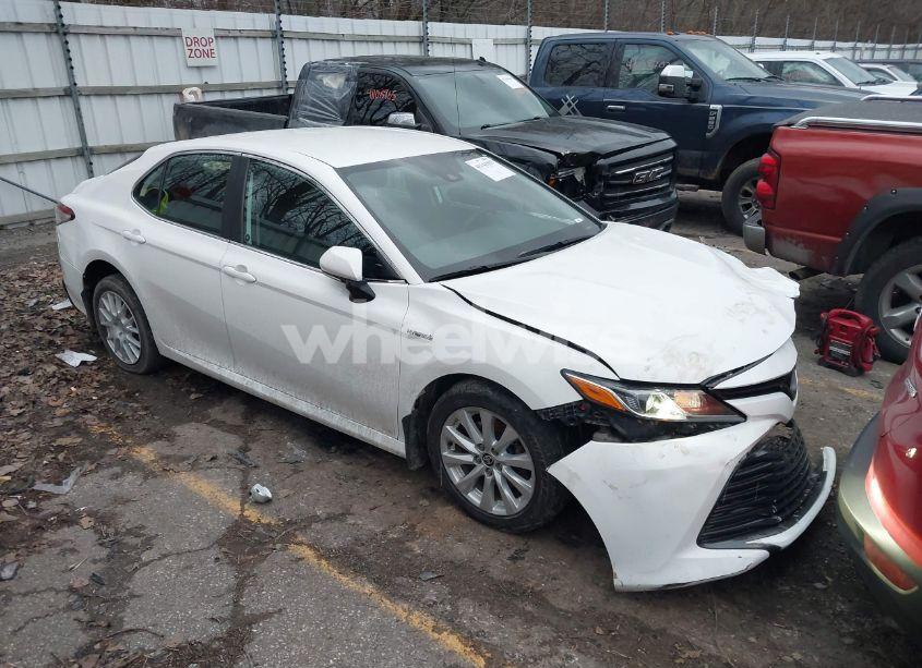 2020 Toyota Camry HYBRID LE (VIN 4T1C31AK8LU015977) main photo