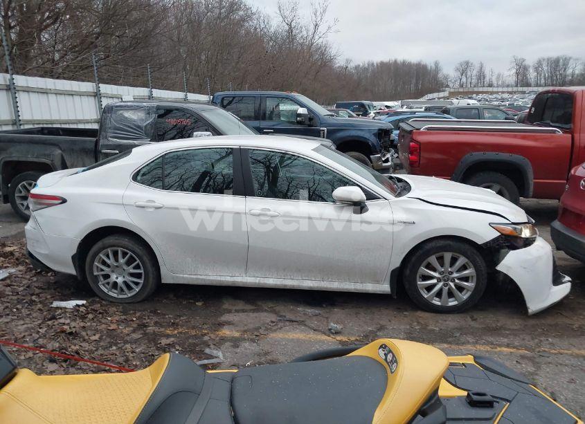Photo 13 of 2020 Toyota Camry HYBRID LE (VIN 4T1C31AK8LU015977)