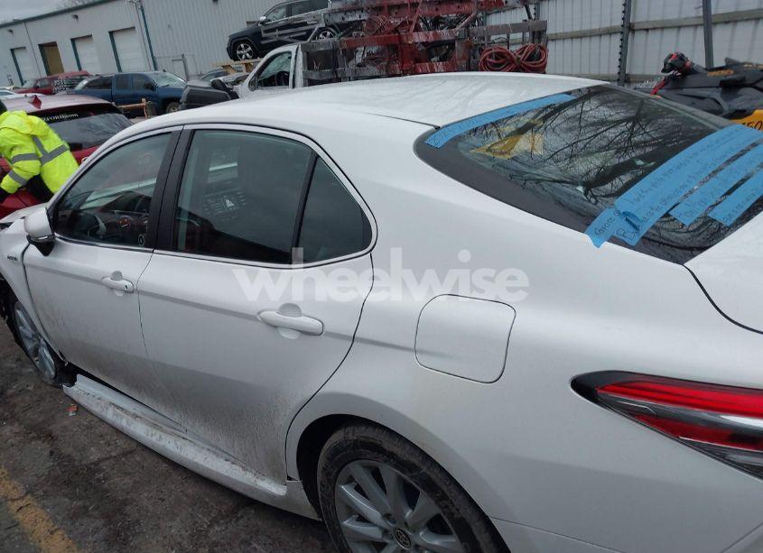 Photo 14 of 2020 Toyota Camry HYBRID LE (VIN 4T1C31AK8LU015977)