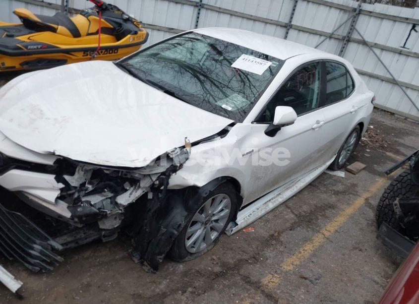 Photo 2 of 2020 Toyota Camry HYBRID LE (VIN 4T1C31AK8LU015977)