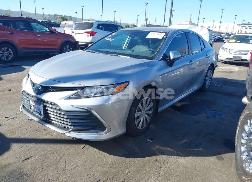 Photo 2 of 2022 Toyota Camry LE HYBRID (VIN 4T1C31AK8NU575453)