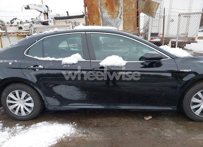 Photo 13 of 2020 Toyota Camry LE HYBRID (VIN 4T1C31AK9LU537310)