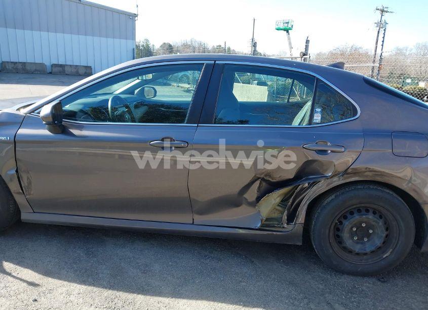 Photo 14 of 2020 Toyota Camry LE HYBRID (VIN 4T1C31AKXLU526574)