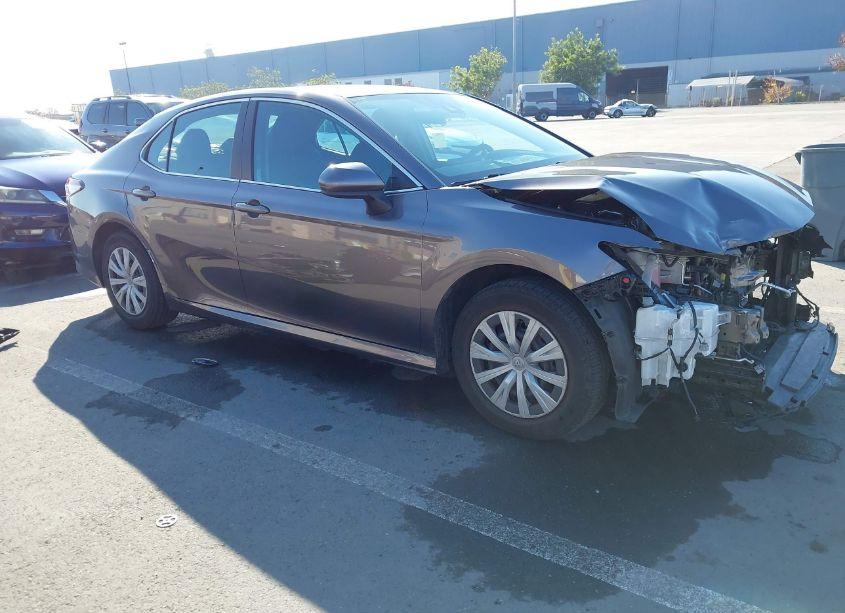 2022 Toyota Camry LE HYBRID (VIN 4T1C31AKXNU577009) main photo