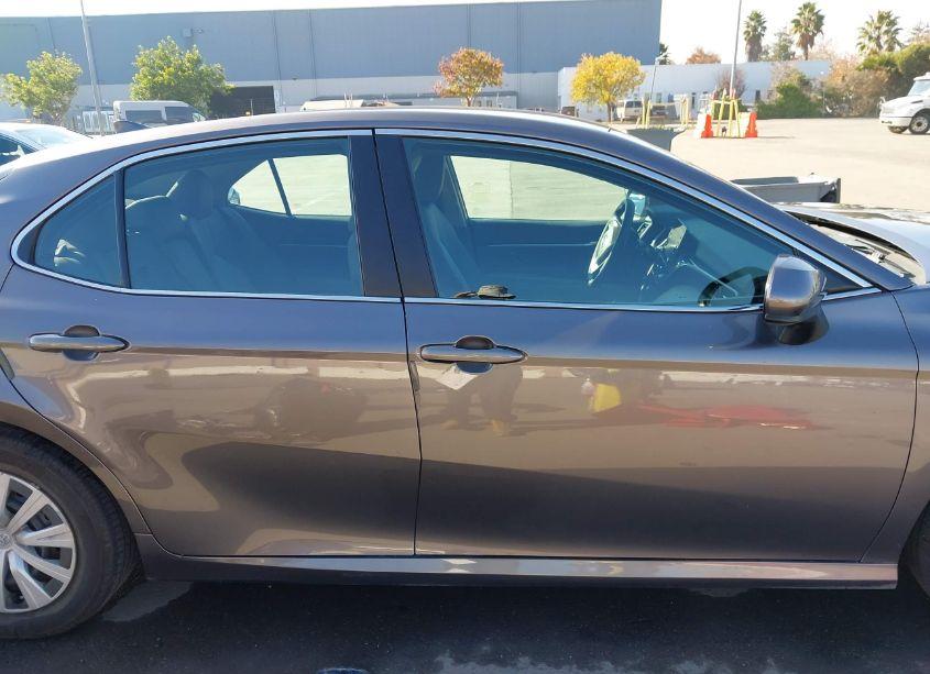 Photo 14 of 2022 Toyota Camry LE HYBRID (VIN 4T1C31AKXNU577009)