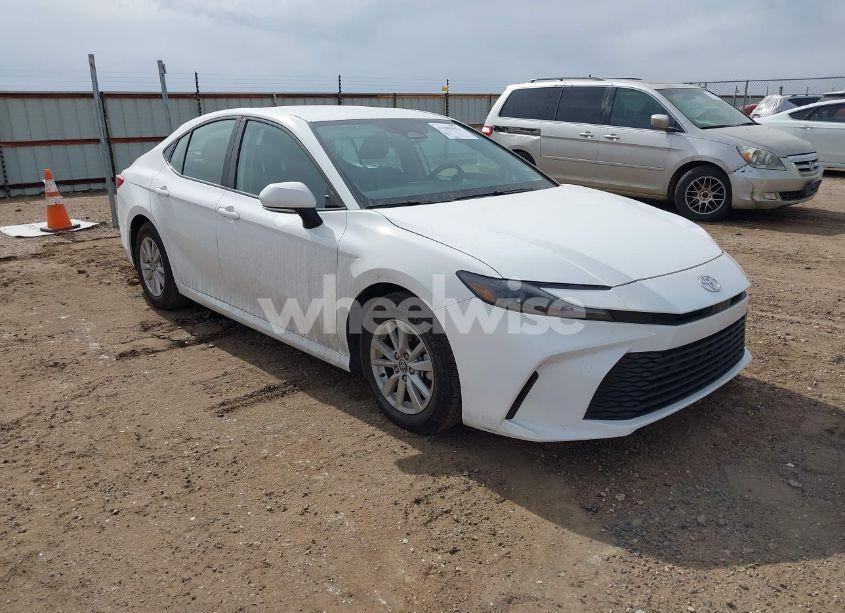 2025 Toyota Camry LE (VIN 4T1DAACK5SU004005) main photo