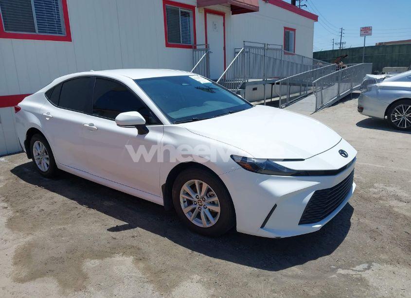 2025 Toyota Camry LE (VIN 4T1DAACK5SU020706) main photo