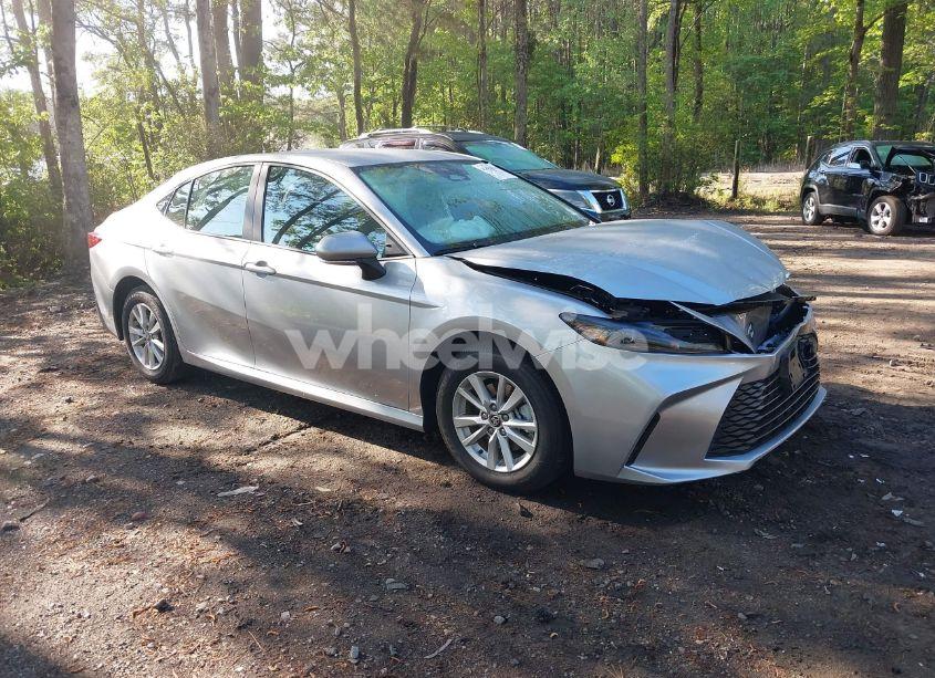 2025 Toyota Camry LE (VIN 4T1DAACK5SU570696) main photo