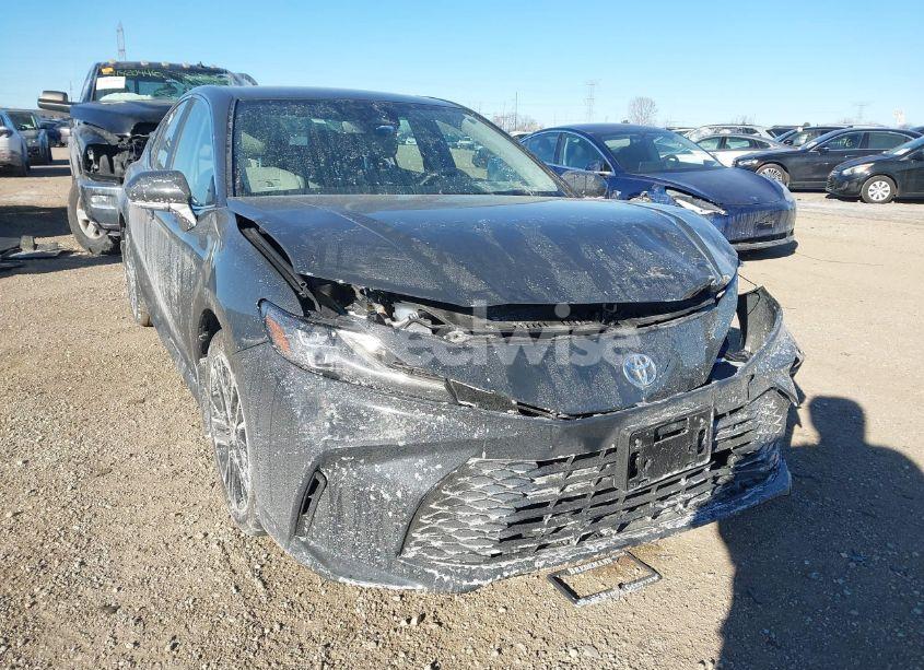 2025 Toyota Camry XLE (VIN 4T1DAACK7SU555536) main photo