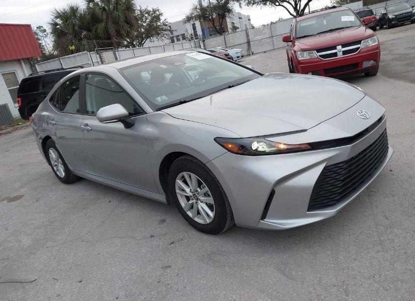 2025 Toyota Camry LE (VIN 4T1DAACK8SU006704) main photo