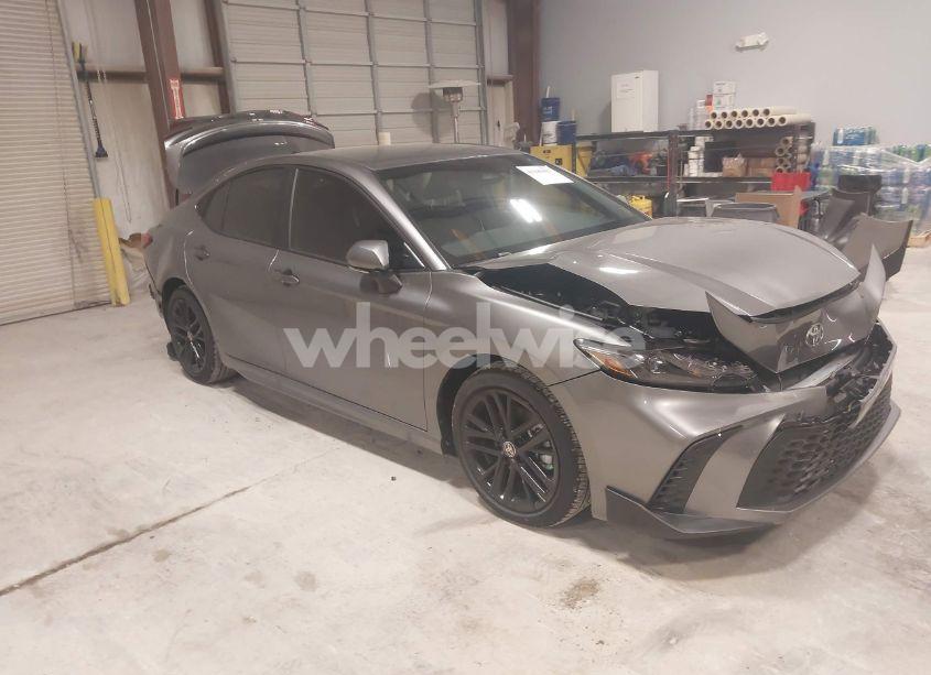 2025 Toyota Camry SE (VIN 4T1DAACK9SU561015) main photo