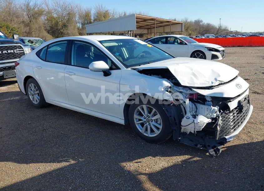 2025 Toyota Camry LE (VIN 4T1DAACKXSU023200) main photo