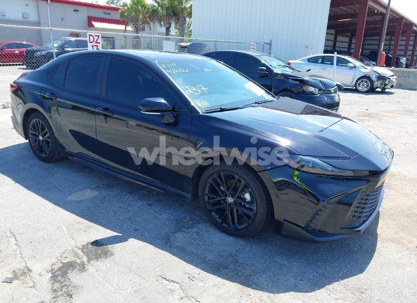 2025 Toyota Camry SE (VIN 4T1DAACKXSU102317) main photo