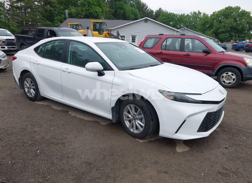 2025 Toyota Camry LE (VIN 4T1DAACKXSU587395) main photo