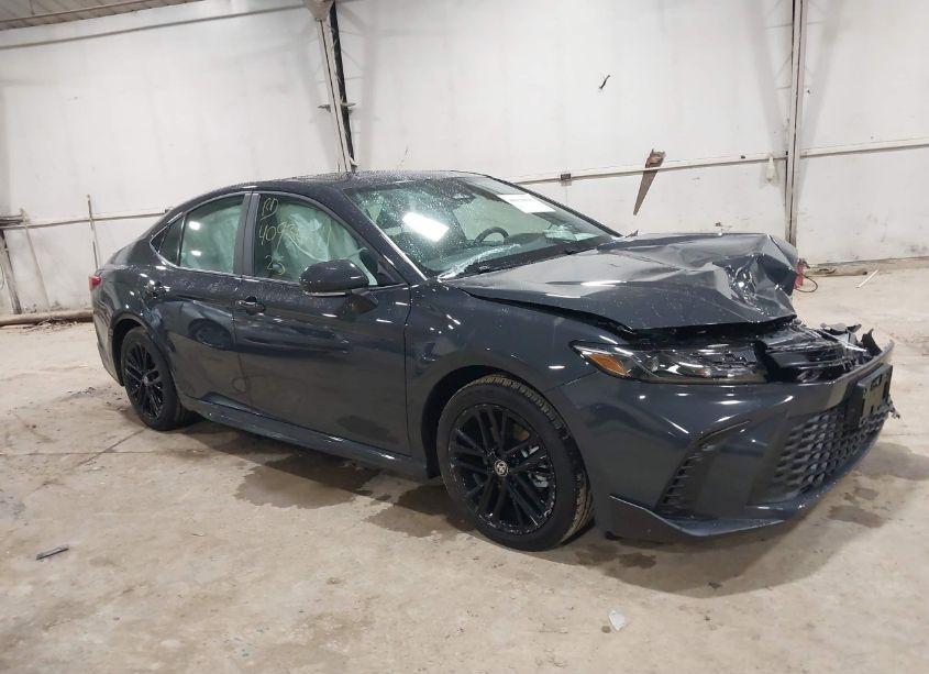 2025 Toyota Camry SE (VIN 4T1DBADK1SU501421) main photo