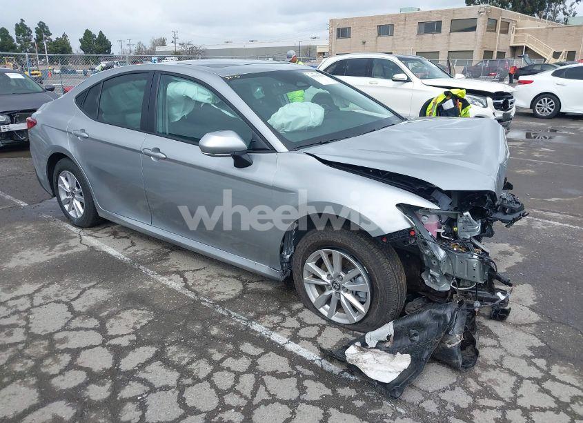 2025 Toyota Camry LE (VIN 4T1DBADK9SU017951) main photo
