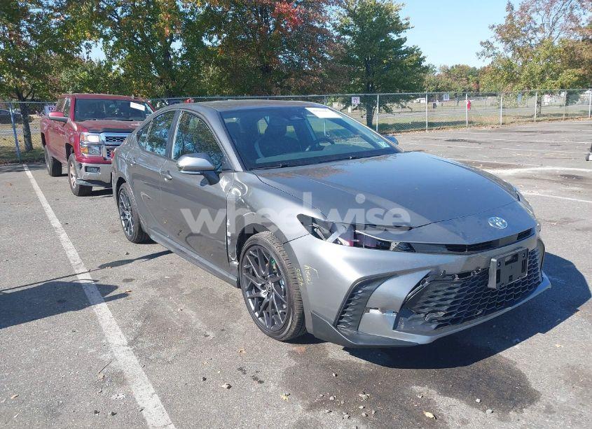 2025 Toyota Camry SE (VIN 4T1DBADKXSU504379) main photo