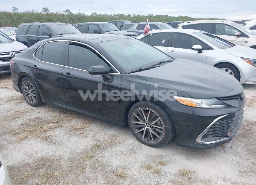 2022 Toyota Camry XLE (VIN 4T1F11AK0NU003795) main photo