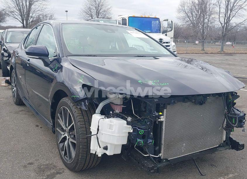 2021 Toyota Camry XLE (VIN 4T1F11AK1MU610318) main photo