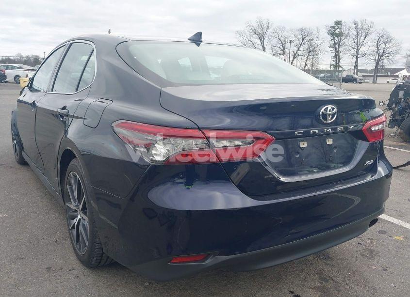 Photo 3 of 2021 Toyota Camry XLE (VIN 4T1F11AK1MU610318)