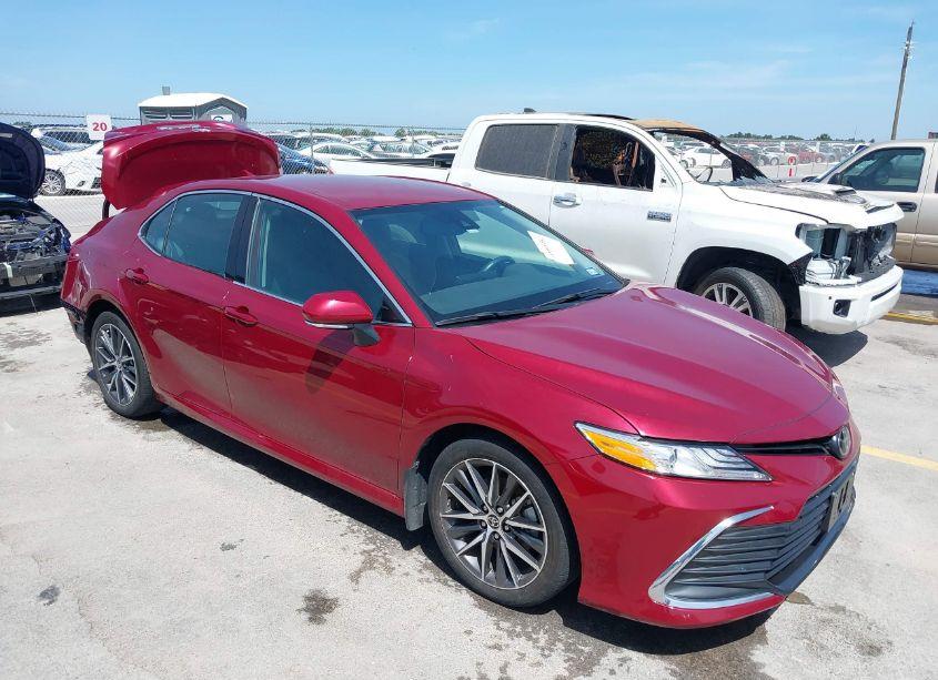 2022 Toyota Camry XLE (VIN 4T1F11AK3NU715606) main photo