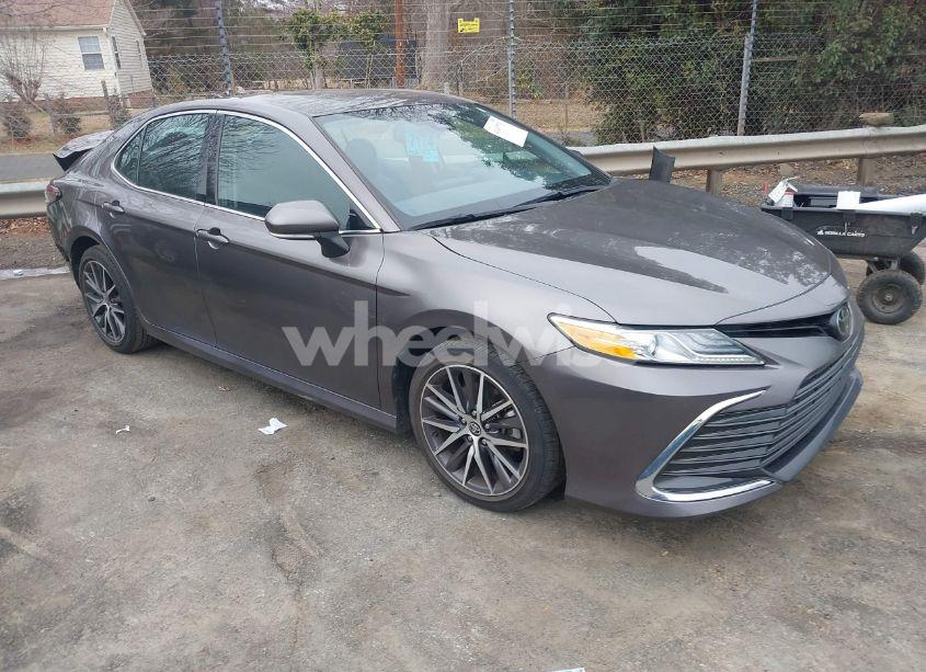 2022 Toyota Camry XLE (VIN 4T1F11AK8NU062593) main photo