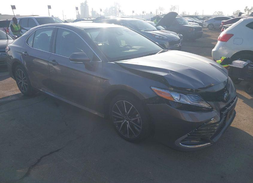 2022 Toyota Camry XLE (VIN 4T1F11AK8NU067082) main photo