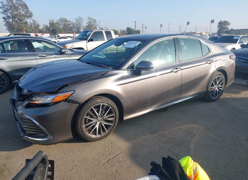 Photo 2 of 2022 Toyota Camry XLE (VIN 4T1F11AK8NU067082)